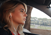 Impostos simples: mulher a conduzir o carro.